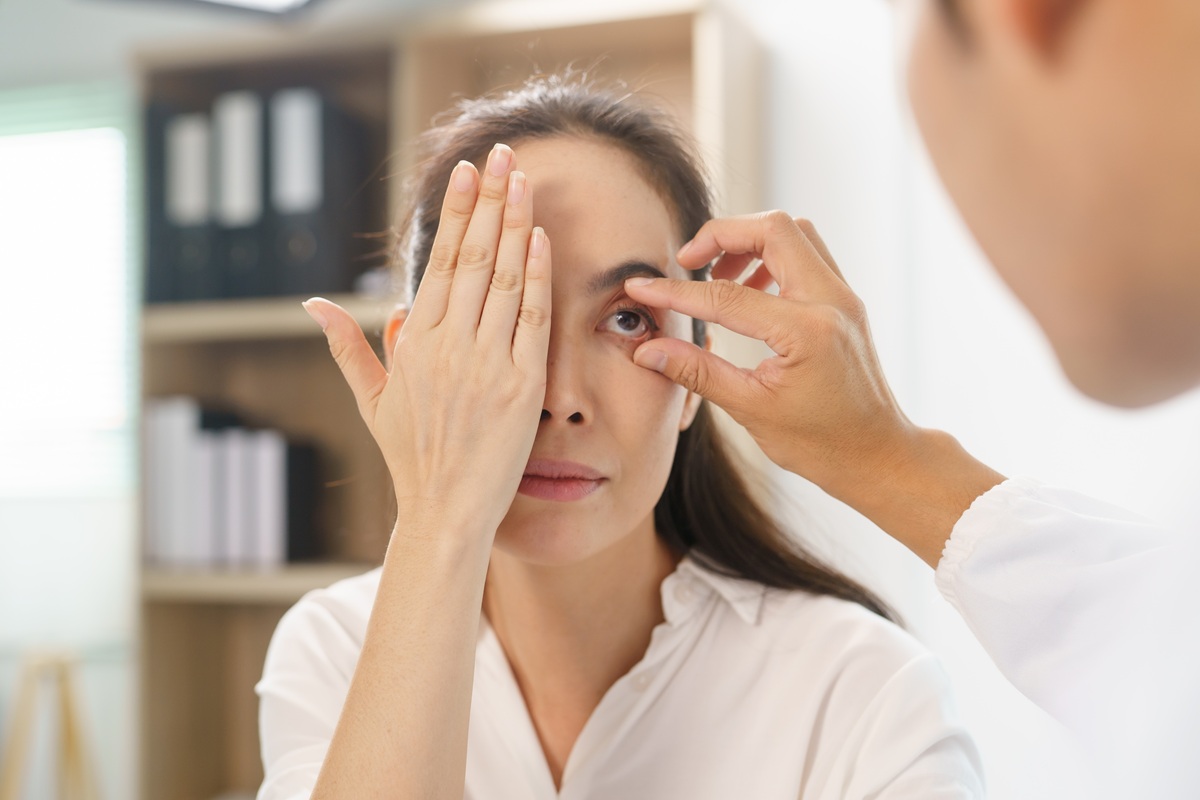 De ce se zbate ochiul? 7 cauze posibile și remedii