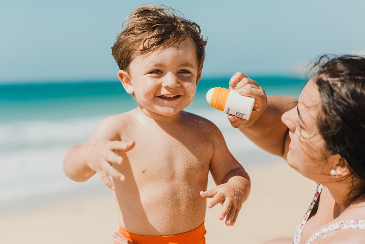 Crema cu SPF pentru copii: cum o alegi și ce trebuie să conțină