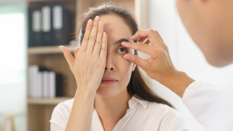De ce se zbate ochiul? 7 cauze posibile și remedii