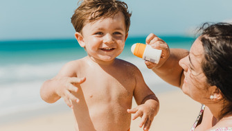 Crema cu SPF pentru copii: cum o alegi și ce trebuie să conțină