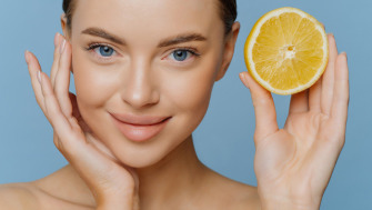 5 produse cu vitamina C pentru un ten mai tânăr și mai luminos