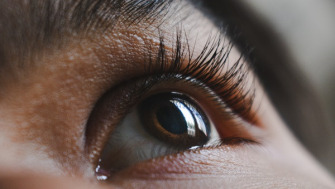 Rolul lacrimilor artificiale în sănătatea oculară: când sunt indicate?