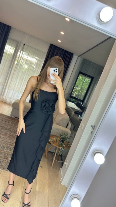 Rochie eleganta cu umerii goi, Floare la talie, Croiala deosebita, Negru