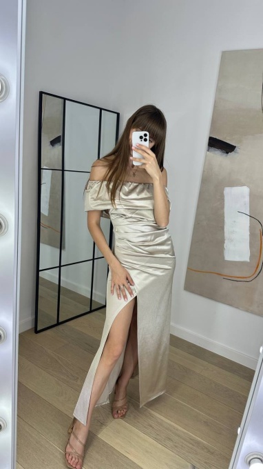 Rochie Maxi pe corp, Umerii goi si picior dezgolit, Eleganta, Bej