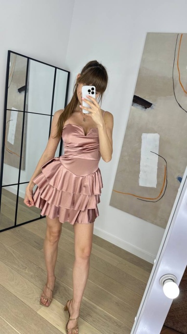 Rochie cu umeri Goi si decolteu, Evazata cu o croiala deosebita, Roz pudrat
