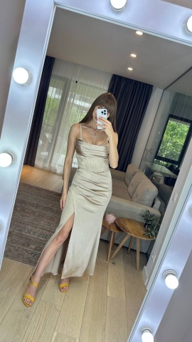 Rochie din satin, Bretele si decolteu, Picior dezgolit, Pe corp, Bej - Img 1