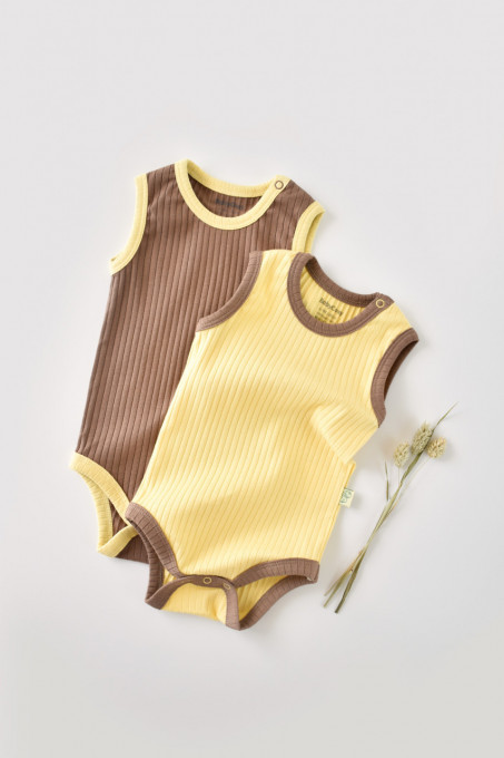 Set 2 body-uri fara maneci Ribana Bebe Unisex din bumbac organic si 5%elastan - Vanilie/Maro BabyCosy (Marime: 3-6 Luni)