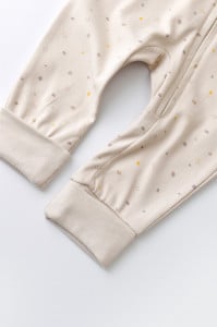 Salopeta cu fermoar cu maneca lunga si pantaloni lungi - 100%bumbac organic - Crem cu buline, BabyCosy (Marime: 6-9 luni)