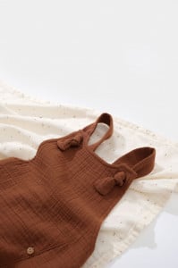 Salopeta de vara cu buzunare din muselina, BabyCosy, 100% bumbac organic, caramiziu (Marime: 18-24 Luni)