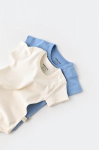 Set 2 body-uri bebe unisex -100% bumbac organic - Ecru/Bleu, BabyCosy (Marime: 6-9 luni)