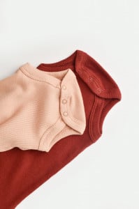 Set 2 body-uri bebe unisex din bumbac organic si modal - Caramiziu/Somon, BabyCosy (Marime: 6-9 luni)