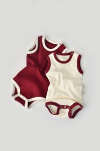 Set 2 body-uri fara maneci Ribana Bebe Unisex din bumbac organic si 5%elastan - Ecru/Bordo BabyCosy (Marime: 3-6 Luni)