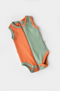 Set 2 body-uri fara maneci Ribana Bebe Unisex din bumbac organic si 5%elastan - Portocaliu/Verde BabyCosy (Marime: 3-6 Luni)