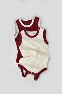 Set 2 body-uri fara maneci Ribana Bebe Unisex din bumbac organic si 5%elastan - Ecru/Bordo BabyCosy (Marime: 6-9 luni)