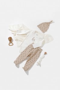 Set 3 piese: body, pantaloni si caciulita Girafa, BabyCosy, 100% bumbac organic (Marime: 6-9 luni)