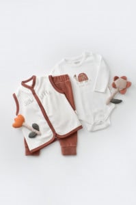 Set 3 piese Broscuta cu body, pantalonasi si vestuta din 80%bumbac organic si 20% poliester - Caramiziu, BabyCosy (Marime: 3-6 Luni)