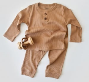 Set bluzita cu maneca lunga si pantaloni lungi din bumbac organic si modal - Maro BabyCosy (Marime: 3-6 Luni)