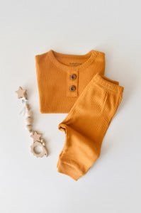 Set bluzita cu maneca lunga si pantaloni lungi din bumbac organic si modal - Mustar BabyCosy (Marime: 9-12 luni)