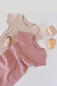 Set de 2 salopetele cu maneca scurta din bumbac organic si modal - Roz/ Blush BabyCosy (Marime: 6-9 luni)