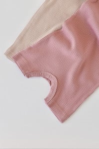 Set de 2 salopetele cu maneca scurta din bumbac organic si modal - Roz/ Blush BabyCosy (Marime: 0-3 Luni)