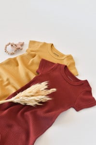 Set de 2 salopetele cu maneca scurta din bumbac organic si modal - Caramiziu/ Sofran BabyCosy (Marime: 6-9 luni)