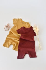 Set de 2 salopetele cu maneca scurta din bumbac organic si modal - Caramiziu/ Sofran BabyCosy (Marime: 9-12 luni)