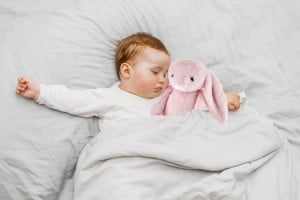 Jucarie din plus pentru copii BabyJem Sleeping Mate Small Bunny (Culoare: Crem)