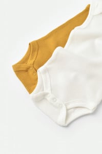 Set 2 body-uri fara maneci bebe unisex din bumbac organic si modal - Mustar/Ecru, BabyCosy (Marime: 0-3 Luni)