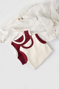 Set 2 body-uri fara maneci Ribana Bebe Unisex din bumbac organic si 5%elastan - Ecru/Bordo BabyCosy (Marime: 18-24 Luni)