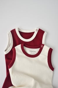 Set 2 body-uri fara maneci Ribana Bebe Unisex din bumbac organic si 5%elastan - Ecru/Bordo BabyCosy (Marime: 18-24 Luni)