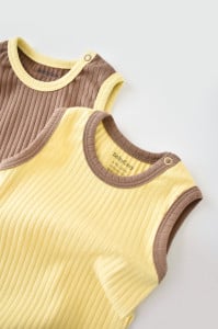 Set 2 body-uri fara maneci Ribana Bebe Unisex din bumbac organic si 5%elastan - Vanilie/Maro BabyCosy (Marime: 12-18 Luni)