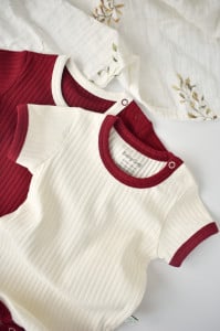 Set 2 body-uri Ribana Bebe Unisex din bumbac organic si 5%elastan - Ecru/Bordo, BabyCosy (Marime: 9-12 luni)