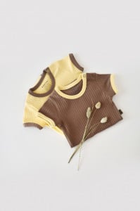 Set 2 body-uri Ribana Bebe Unisex din bumbac organic si 5%elastan - Vanilie/Maro BabyCosy (Marime: 9-12 luni)