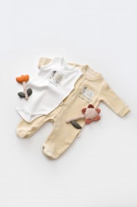 Set Broscuta cu salopeta si body din 80%bumbac organic si 20% poliester - Crem, BabyCosy (Marime: 3-6 Luni)