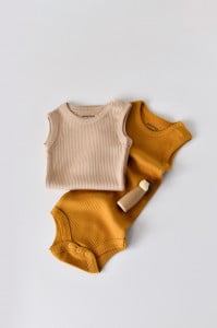 Set de 2 body-uri fara maneci din bumbac organic si modal - Mustar/Somon BabyCosy (Marime: 12-18 Luni)