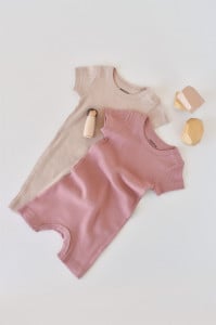 Set de 2 salopetele cu maneca scurta din bumbac organic si modal - Roz/ Blush BabyCosy (Marime: 0-3 Luni)