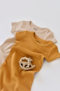 Set de 2 salopetele cu maneca scurta din bumbac organic si modal - Mustar/ Somon BabyCosy (Marime: 6-9 luni)