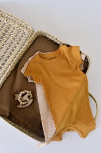 Set de 2 salopetele cu maneca scurta din bumbac organic si modal - Mustar/ Somon BabyCosy (Marime: 6-9 luni)