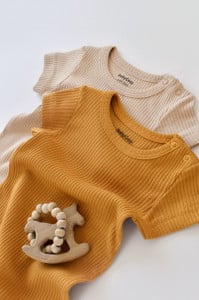 Set de 2 salopetele cu maneca scurta din bumbac organic si modal - Mustar/ Somon BabyCosy (Marime: 0-3 Luni)