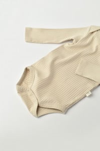 Body Bebe Unisex cu maneca lunga din 95% bumbac organic cu 5% elastan - Crem, BabyCosy (Marime: 6-9 luni)