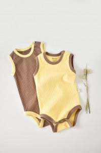 Set 2 body-uri fara maneci Ribana Bebe Unisex din bumbac organic si 5%elastan - Vanilie/Maro BabyCosy (Marime: 9-12 luni)