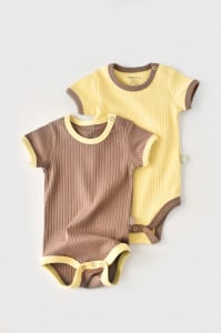 Set 2 body-uri Ribana Bebe Unisex din bumbac organic si 5%elastan - Vanilie/Maro BabyCosy (Marime: 12-18 Luni)