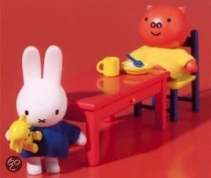 Set accesorii din plastic Miffy & Friends 3 piese (masuta si doua scaune)