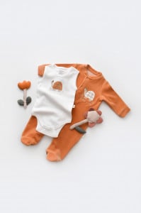 Set Broscuta cu salopeta si body din 80%bumbac organic si 20% poliester - Portocaliu, BabyCosy (Marime: 0-3 Luni)