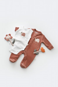 Set Broscuta cu salopeta si body din 80%bumbac organic si 20% poliester - Caramiziu, BabyCosy (Marime: 0-3 Luni)