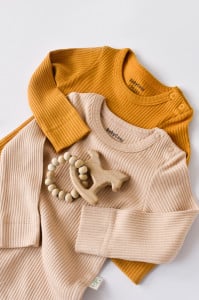 Set de 2 body-uri cu maneca lunga din bumbac organic si modal - Mustar/Somon BabyCosy (Marime: 9-12 luni)