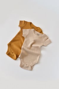 Set de 2 body-uri cu maneca scurta din bumbac organic si modal - Mustar/ Somon BabyCosy (Marime: 6-9 luni)