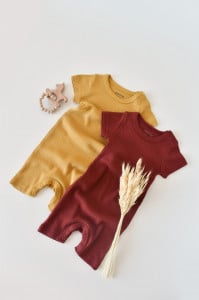 Set de 2 salopetele cu maneca scurta din bumbac organic si modal - Caramiziu/ Sofran BabyCosy (Marime: 6-9 luni)