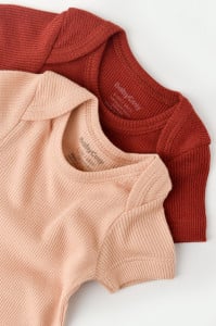 Set 2 body-uri bebe unisex din bumbac organic si modal - Caramiziu/Somon, BabyCosy (Marime: 6-9 luni)