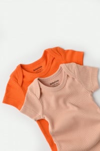 Set 2 body-uri bebe unisex din bumbac organic si modal - Rodie/Piersica, BabyCosy (Marime: 9-12 luni)